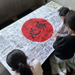 パリオリンピックでみんなが書いた応援旗発見！